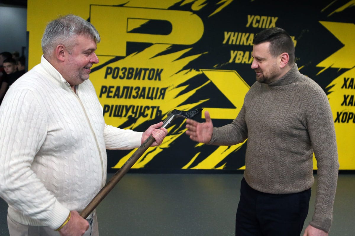 Hryhoriy Kozlovsky otrzymał prezent - huculski topór bojowy